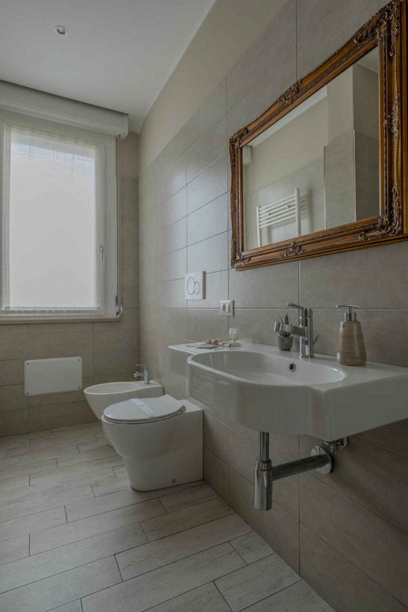 Alla Scaletta - Stanze Con Bagno Privato E Wifi A Pochi Passi Dal Duomo Mirandola Exterior photo